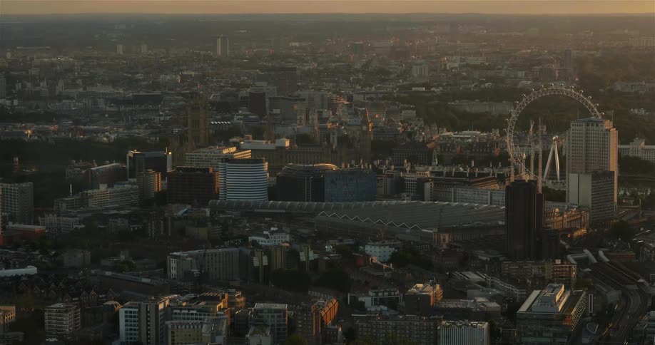 London Eye ferris wheel and city buildings rest motionless at dawn
