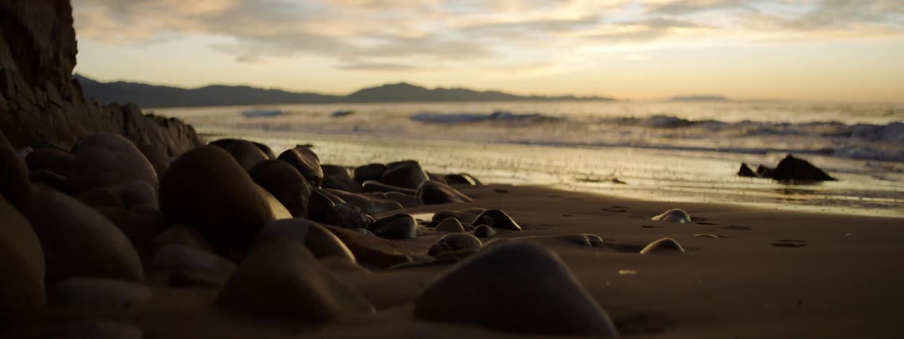 The sun is setting among the ocean