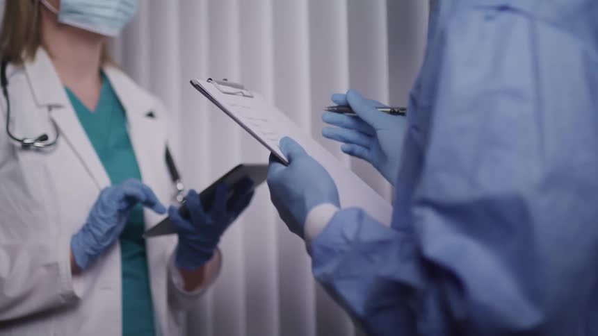 Two doctors are in a hospital talking to each other