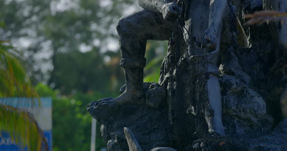 A statue in a city