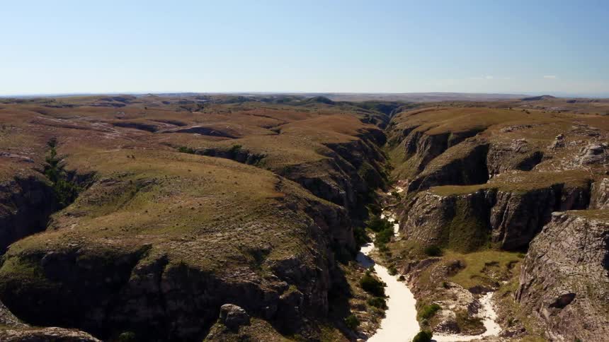 The river runs through the mountain cliffs