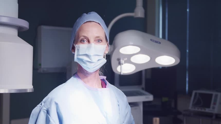 A surgeon is standing in the operating room
