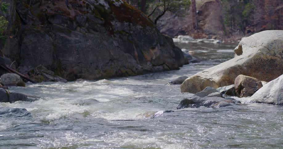 The stream pours over the rocks