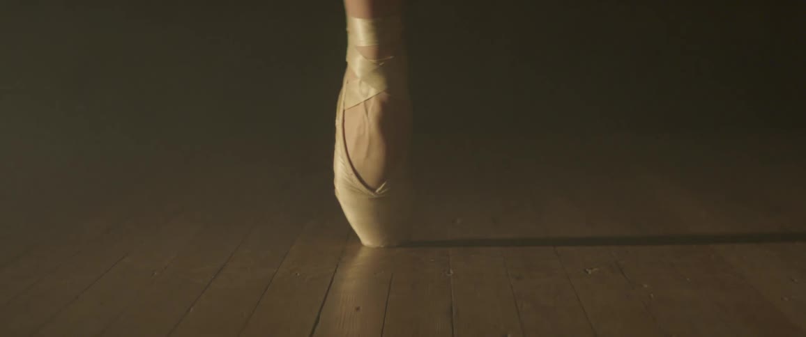 A ballerina performs a move en pointe