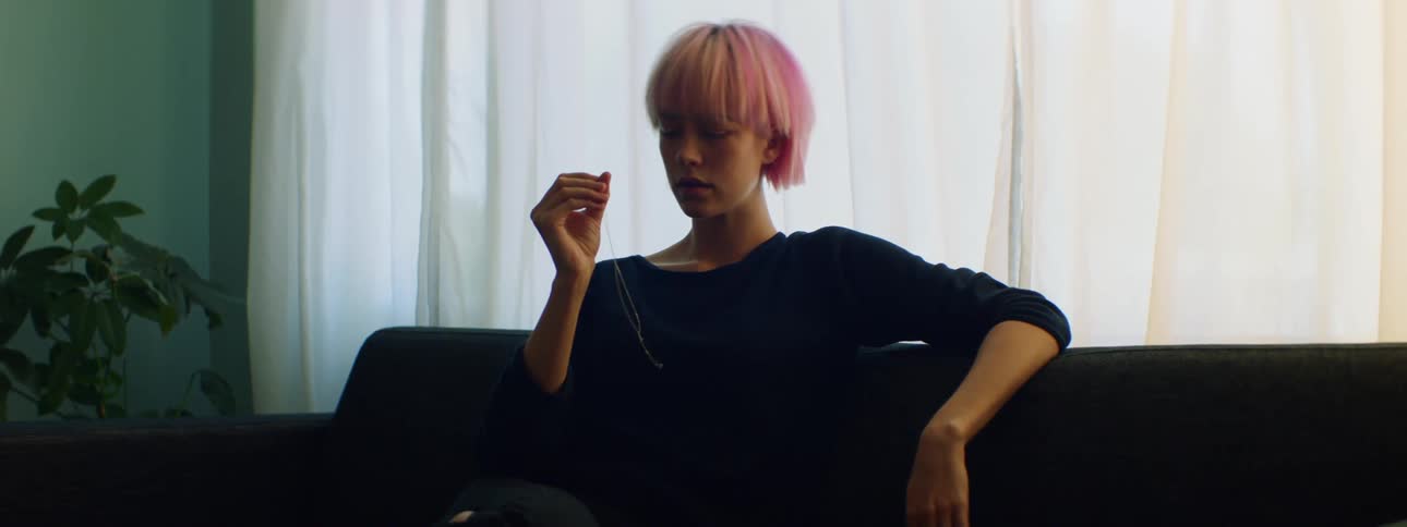 A woman accidentally breaks her necklace