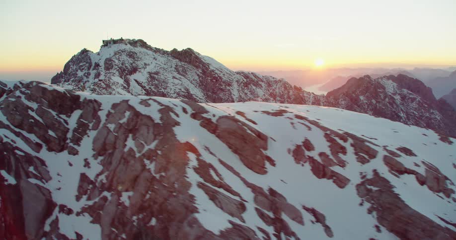 Mountain range covered in snow with many peaks