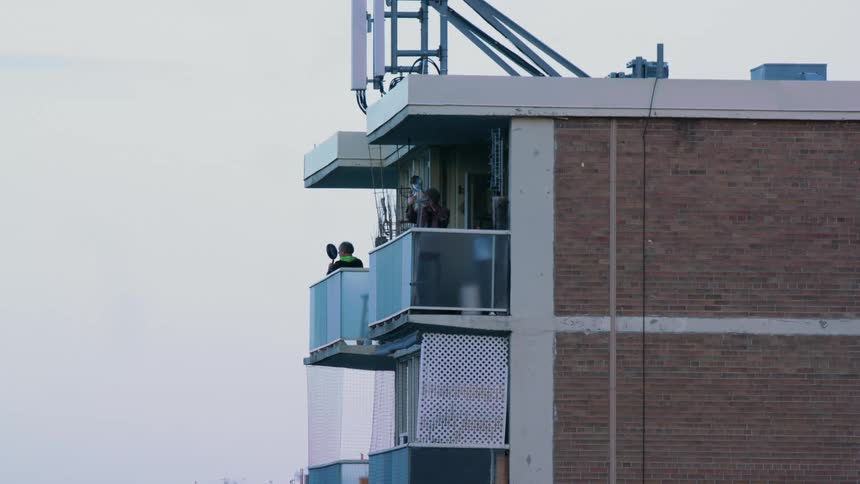 People hit their pans on the terrace of the building