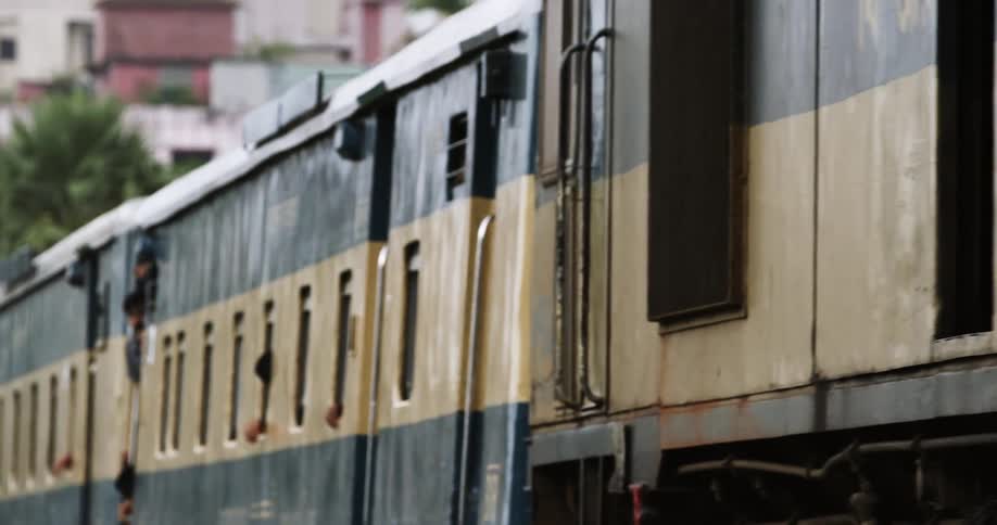 A train moving down the tracks