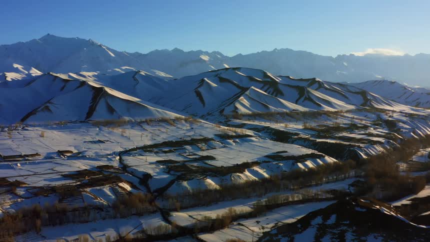 The mountains are covered with frost on a foggy day