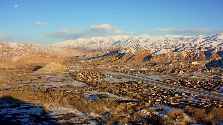 A town fills a mountain valley in the winter