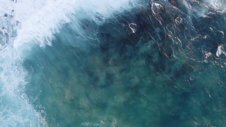 Ocean waves are moving fast in the ocean