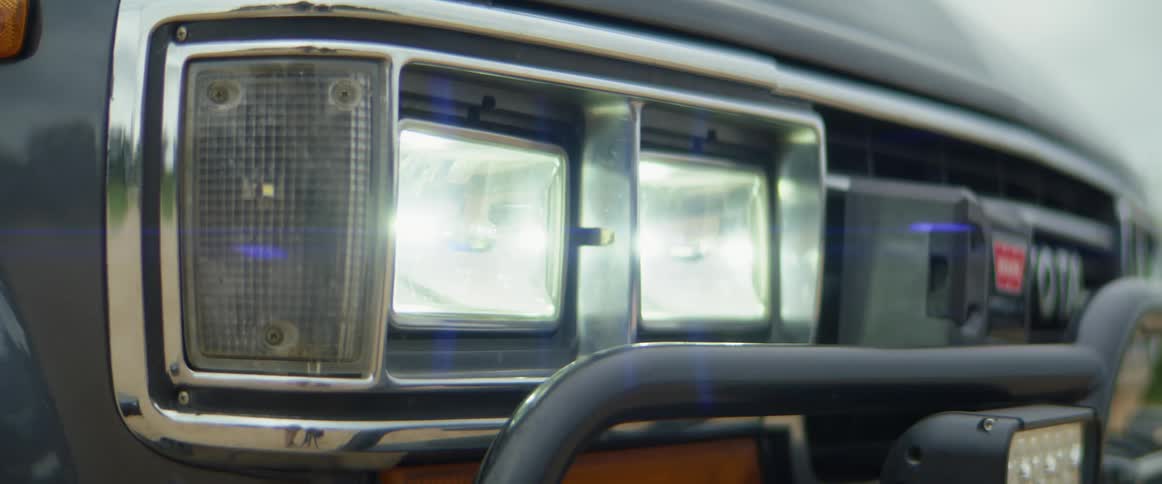 Toyota truck flashes headlights