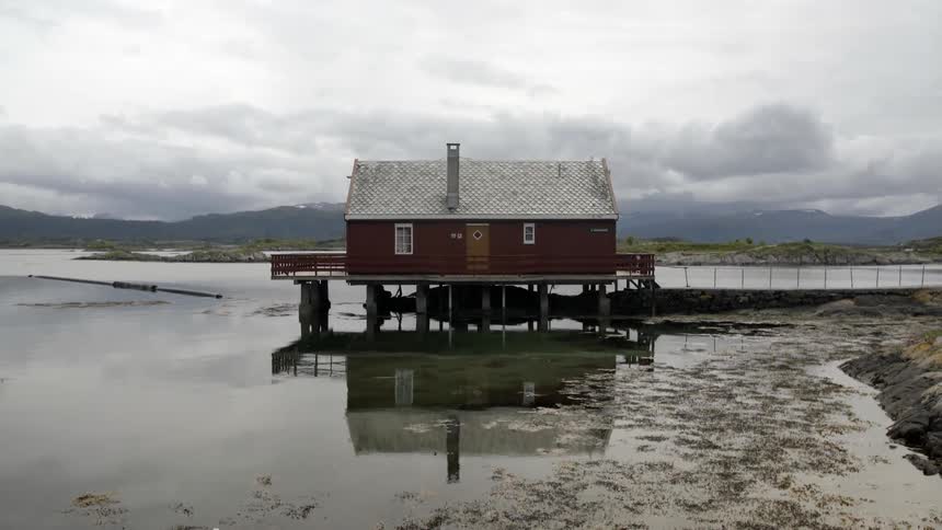 A house is sitting on the boardwalk over the water