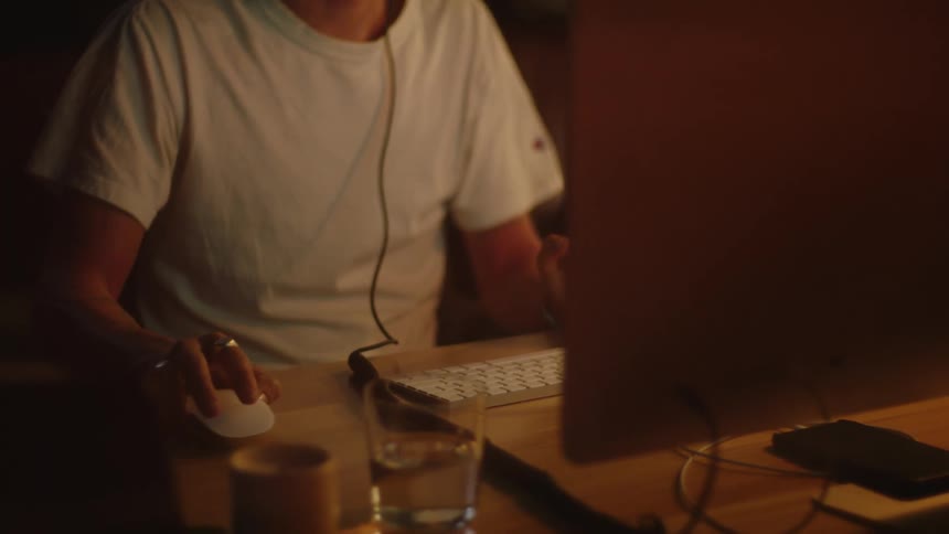 Man sitting at table works on computer