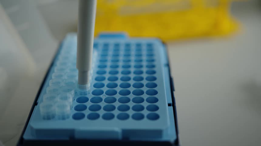 Medical injector lifting equipment out of test tube tray
