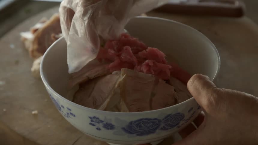 Raw meat is served in a bowl