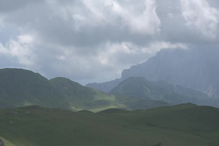 The large clouds flow over the mountain