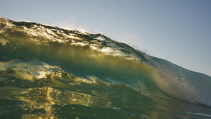 Large waves at day time crashing forwards