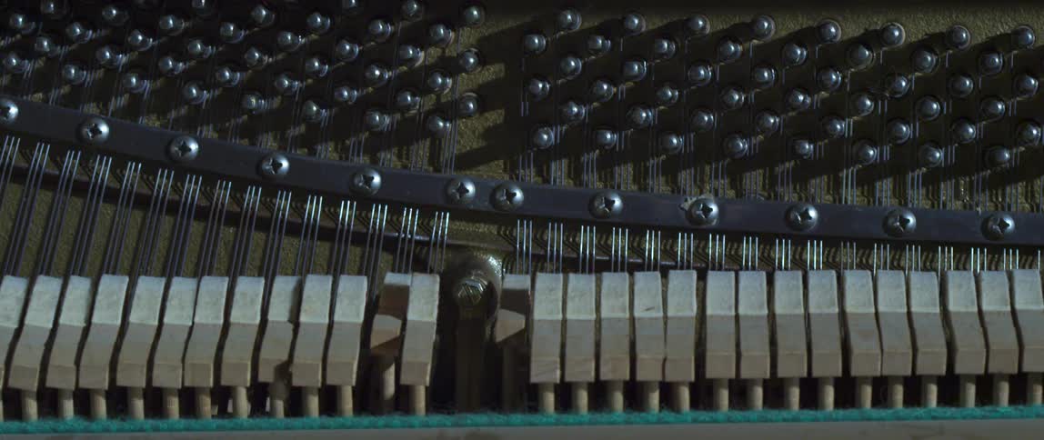 A close up of a pianos internals