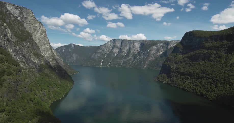 A lake sits between a mountain range