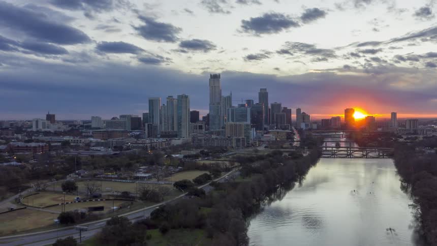 Time lapse of sunrise over the river on the citys downtown skyline