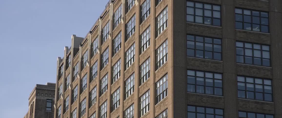 An apartment building in a city