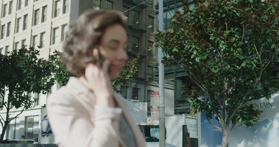 Woman talking on a smartphone in the streets of the citys downtown