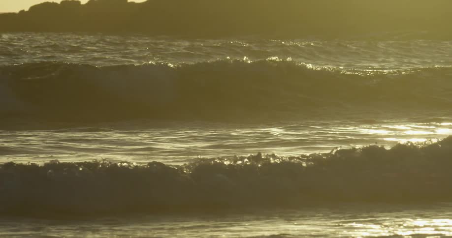 Ocean waves rolling in and splashing