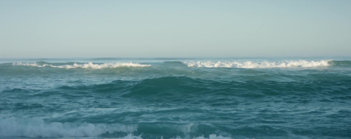 Ocean waves rolling in and splashing