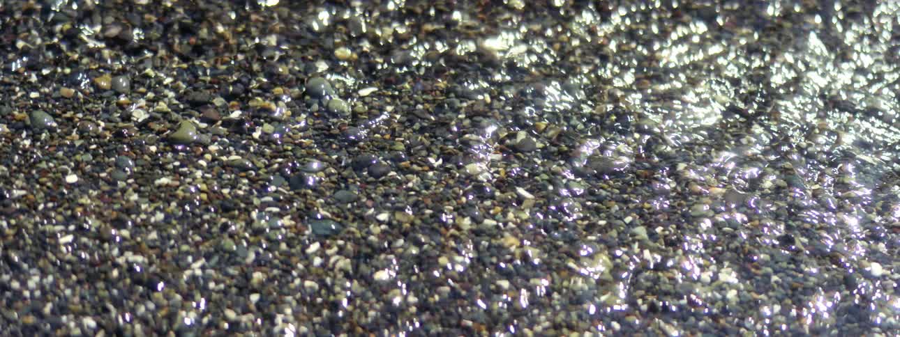 Water flowing over many pebbles