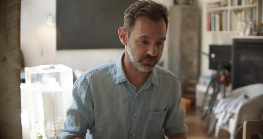 A man talking to someone on a computer