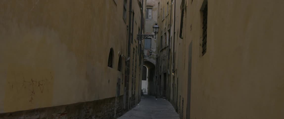 A close alleyway in a city
