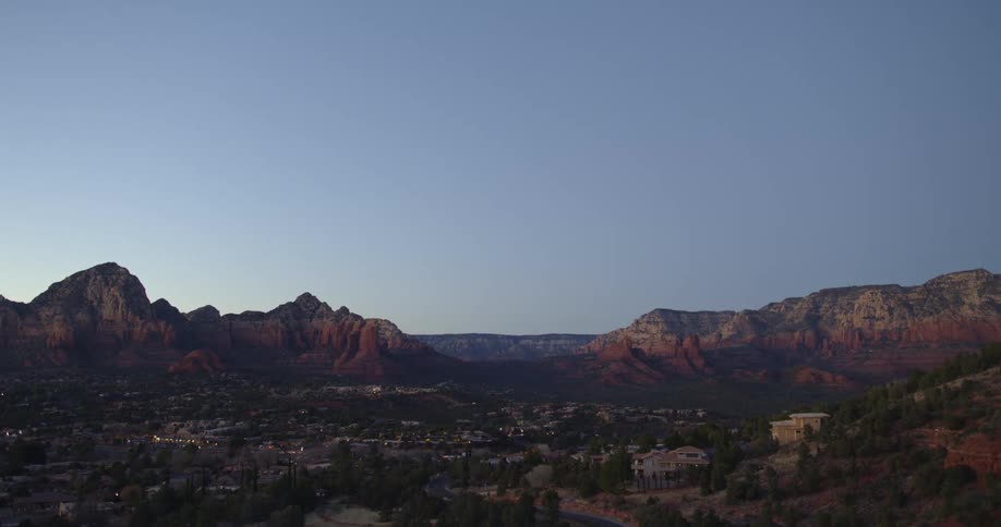 The town sits between the canyon
