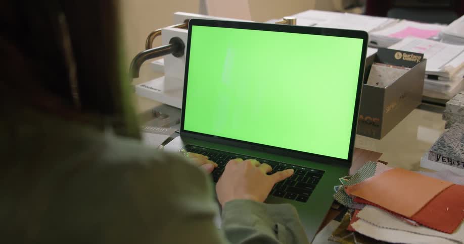 Green screen on laptop