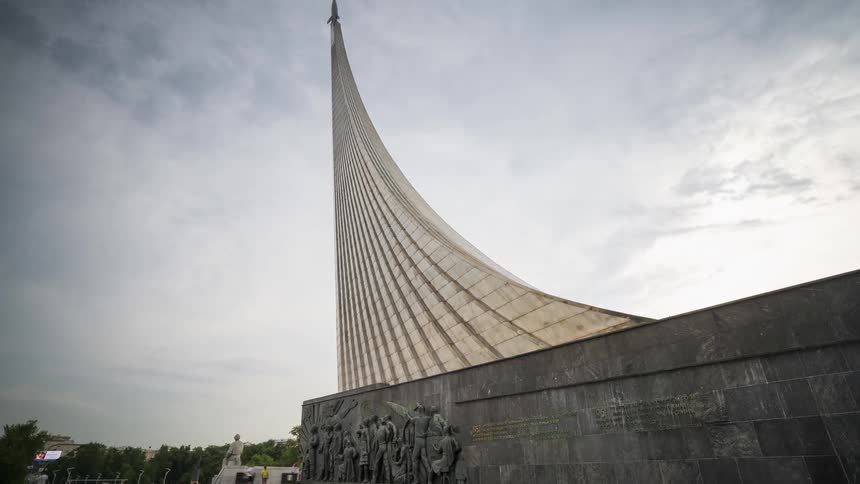 Time lapse of tourists walking around a landmark