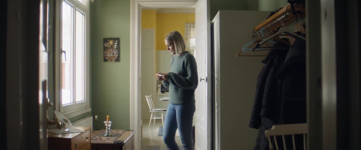 Woman waits for results of pregnancy stick before running to share good news startling the cat