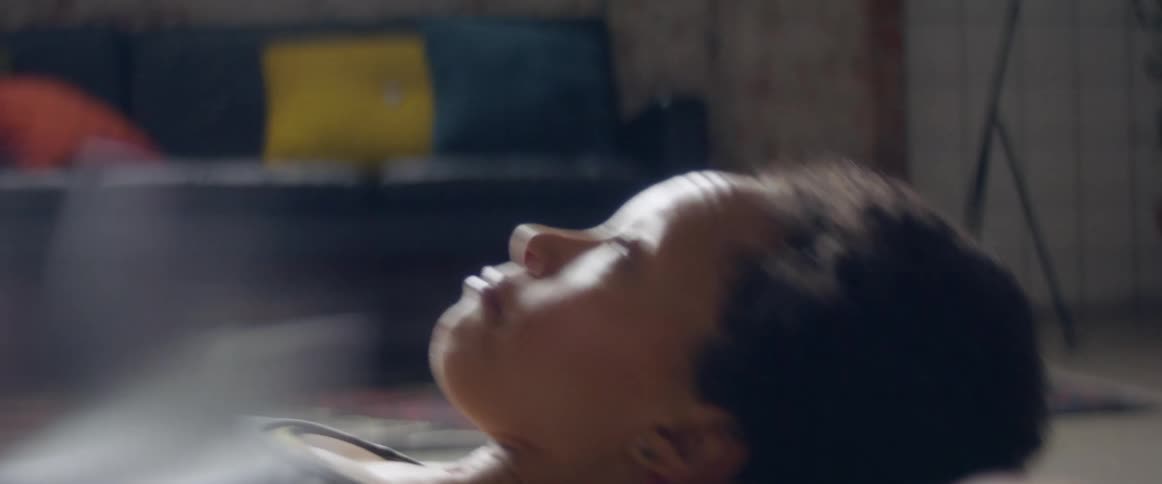 A woman does sit ups at home