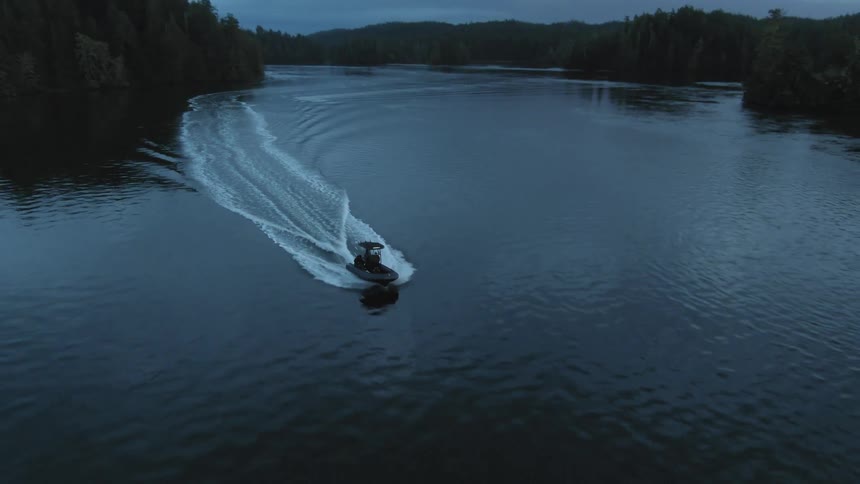 People are riding a boat on the lake at dusk