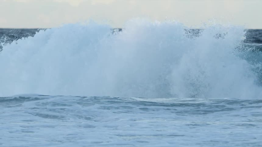 Huge wave rolls in splashing