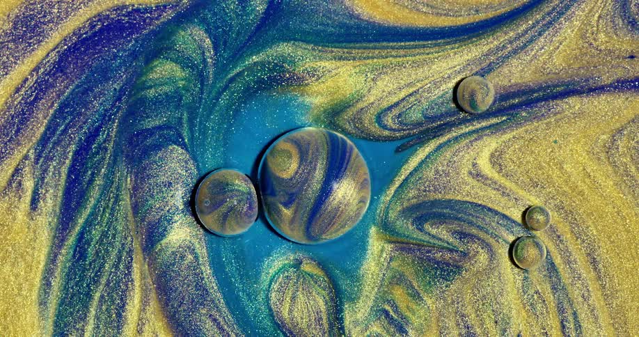 Glitter moves around in a liquid