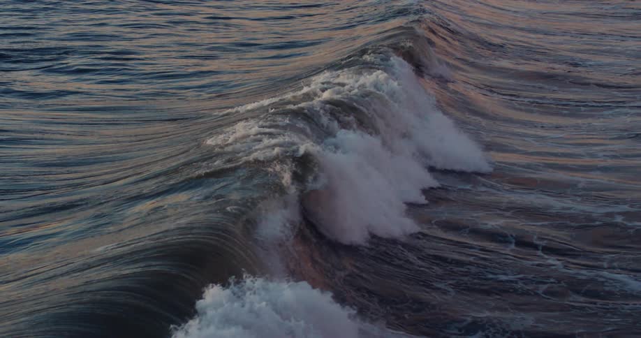Huge wave rolling and splashing in