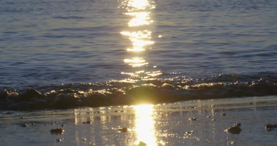 Waves slowly rolling in to the shore