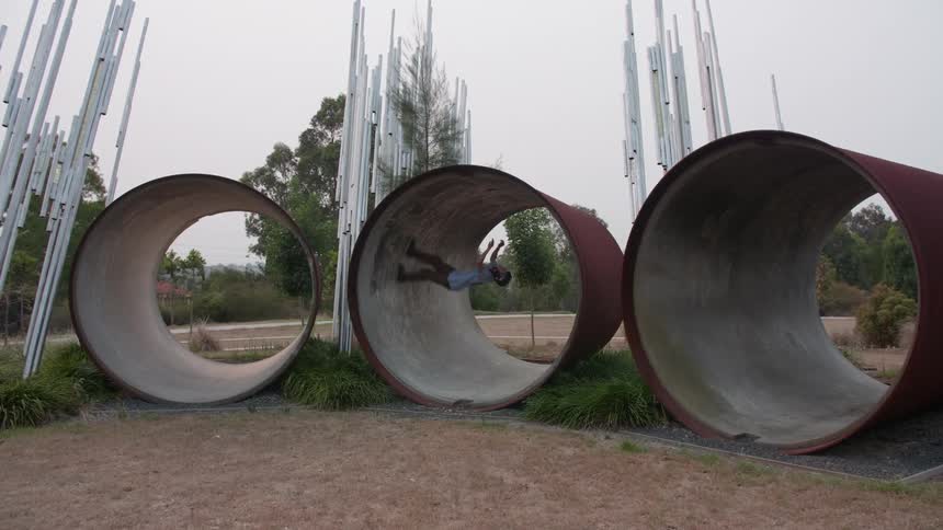 A man that is skating upside down in a tube
