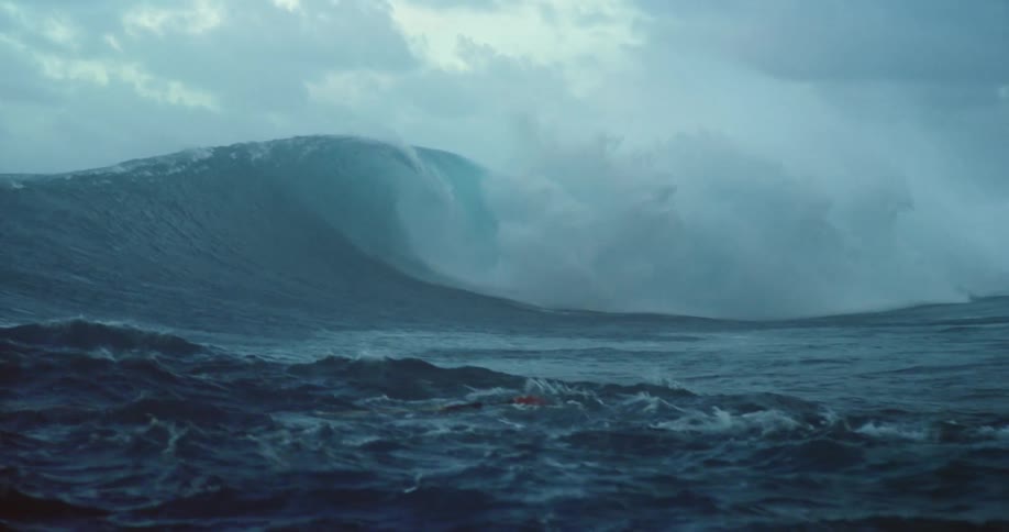 A view of a large wave crashing in the ocean