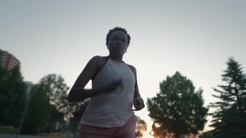 A woman starting her run