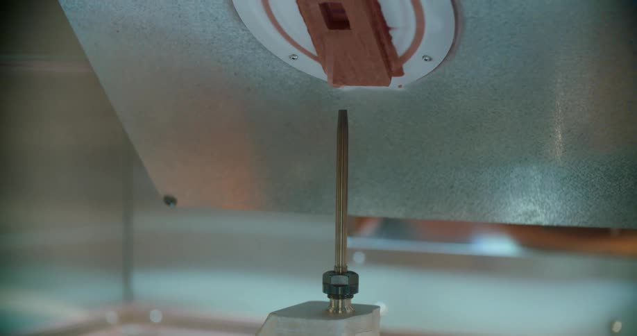 3d printing machine forming a plastic mold over a moving surface