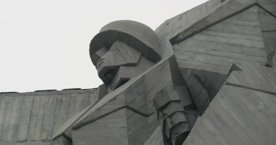A monument of soldier head made of wood