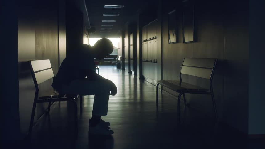 A person sits on the bench in the hospital