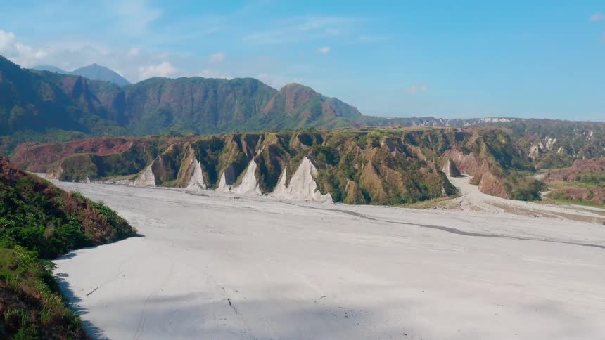 A desert rests between cliffs in a canyon