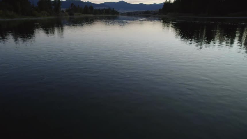 Water flowing in lake